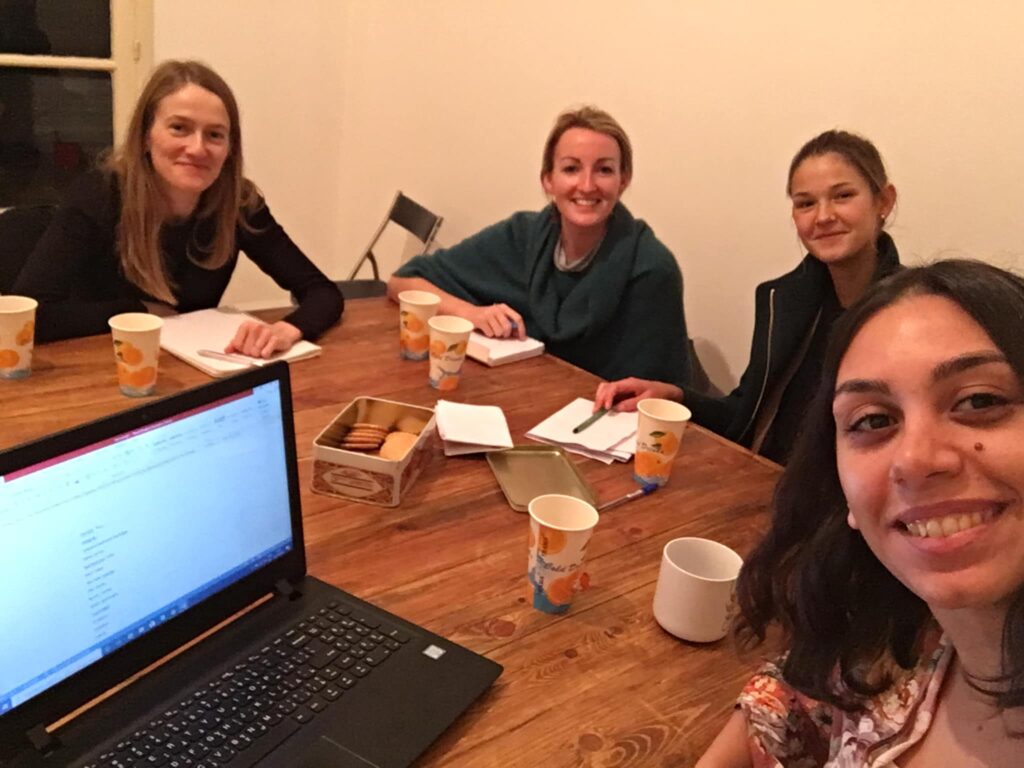 A group class from Lebanese Arabic with Hiba, showing Hiba with three students sitting around a table, with a laptop and notebooks and coffee and cake